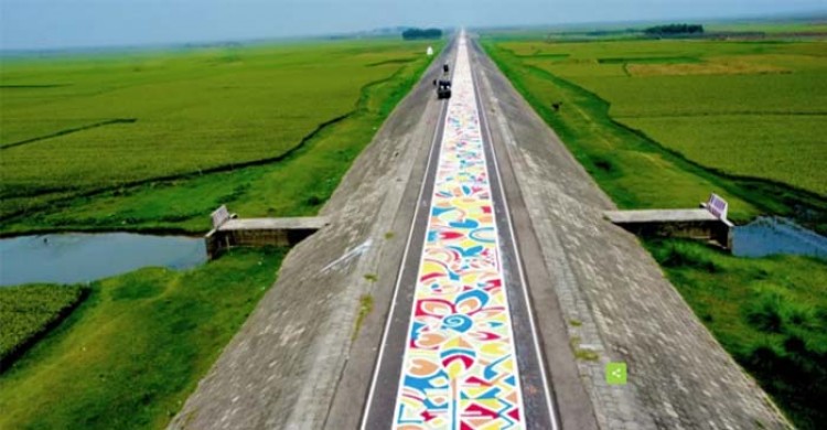 আলপনার রঙে রাঙানো হচ্ছে হাওরের ১৪ কিলোমিটার সড়ক class=