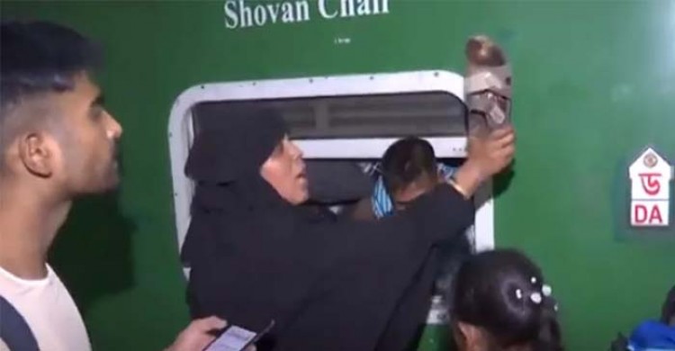 ট্রেনে উঠতে না পেরে যাত্রীদের স্যান্ডেল দিয়ে পেটালেন এক নারী