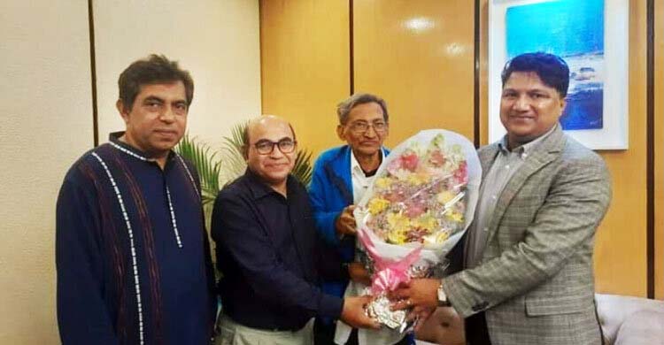 চিকিৎসার ছুটি শেষে ইউজিসিতে ফিরলেন চেয়ারম্যান অধ্যাপক কাজী শহীদুল্লাহ class=