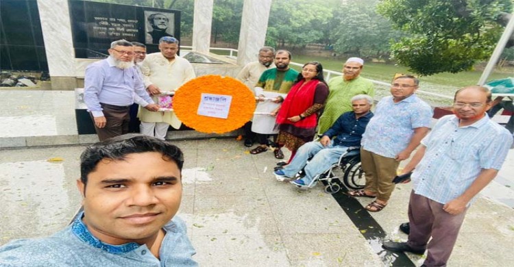 জাতির জনকের প্রতিকৃতিতে বাসমাশিস'র পুষ্পস্তবক অর্পন 